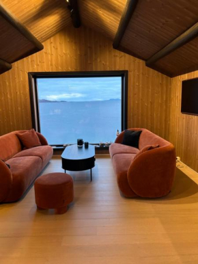Jacuzzi, utekjøkken og sjøutsikt i hel hytte ved sjøen
